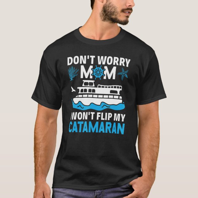 Don't Worry Mom I Won't Flip My Catamaran Sailing T Shirt (Framsida)