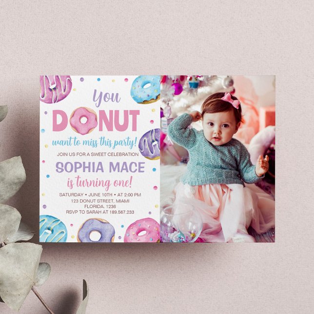 Donut 1:a födelsedagsinbjudan Söt ett Inbjudningar (Skapare uppladdad)