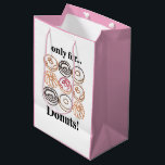 Donut Doughnut Sweet Funny Birthday<br><div class="desc">Donut Doughnut Sweet Funny Birthday Medium Gift Bag originaldesign av Nisha Prabhu. Gör din gåva ge lika söt som treterna inuti med vår "Donut Doughnut Sweet Funny Birthday Medium Gift Bag"! Den här charmerande väskan är perfekt för födelsedagar, firande eller tillfälle som kräver lite humor och roligt. Med sin vackra...</div>