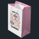 Donut Doughnut Sweet Funny Birthday<br><div class="desc">Donut Doughnut Sweet Funny Birthday Medium Gift Bag originaldesign av Nisha Prabhu. Gör din gåva ge lika söt som treterna inuti med vår "Donut Doughnut Sweet Funny Birthday Medium Gift Bag"! Den här charmerande väskan är perfekt för födelsedagar, firande eller tillfälle som kräver lite humor och roligt. Med sin vackra...</div>