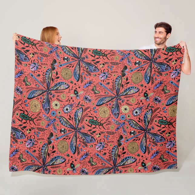 Doodle kryp på korallrött fleecefilt (På plats)