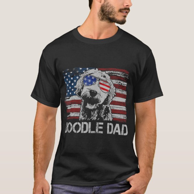 Doodle Pappa Goldendoodle Hund Amerikanska Flagga  T Shirt (Framsida)