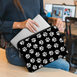 Doodle Tassar, Hund, Tassar, White Tassar Laptop Fodral<br><div class="desc">Cute,  roligt och beundransvärt mönster med udda tassar i vit färg mot svart bakgrund. Modern gåva och trendig,  perfekt för hund älskare i ditt liv.</div>