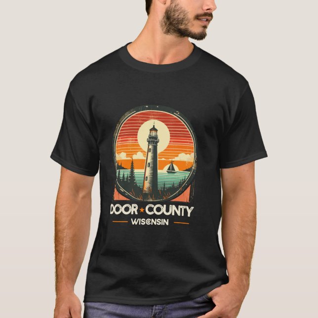 Door County Wisconsin Retro Sunset Lighthouse Sail T Shirt (Framsida)