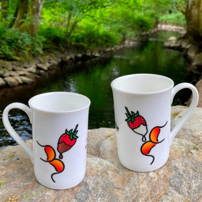 Doppa muack! Jordgubbar och choklad Benporslin Mugg (Enjoy dipping yourself into life with this beautiful muackS!!! mugs. Photo sent by a customer.)