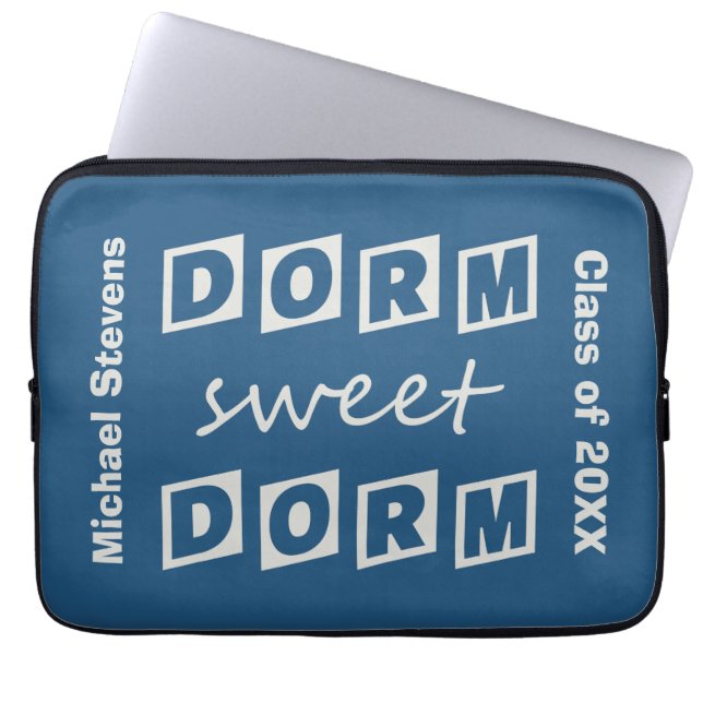 "Dorm Sweet Dorm" eget namn laptop sleeve (Framsidan)