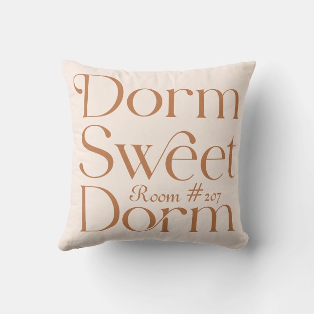 Dorm Sweet Dorm Rumsnummer Kudde (Baksida)