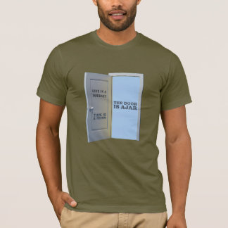 Dörren står på glänt t shirt