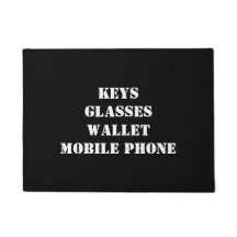 Dörrmat med nycklar, glas, mobil mobil, plånbok