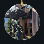 Dorymans Inn, Newport Beach, Kalifornien Julgransprydnad Keramik<br><div class="desc">Den populära statyn dam vid inloppet till Dorymans Inn Bed & Breakfast av piren i Newport Beach,  Kalifornien. Hotellet har ett unikt Victorian stil med en sjöjungfru i hörnet,  i ett klassiskt byggnad från 1891. Det passar perfekt i atmosfären runt Newport Pier! Foto taget i november 2022.</div>