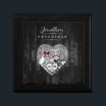 Döskallar Gothic Hallobröllop Groomsman Brgdy ID86 Minnesask<br><div class="desc">Den här mörken är insamlingen av Gothic Temed bröllop lämplig under hela året, inklusive Day of the dead, Dia de los muertos och Halloween. Uppsättningen innehåller döskallar, ornera rullverk ramar och spola blommor i svart och silver med burgundaccenter. Ett vackert hjärta håller ditt skelett porträtt, initialer och bröllop. Lägg till...</div>
