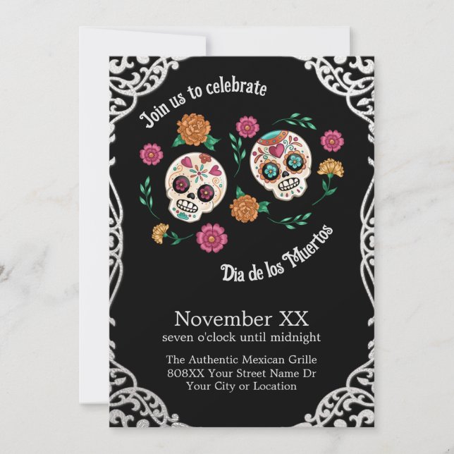 Döskallar och blommor av day of the dead-socker, s inbjudningar (Framsida)