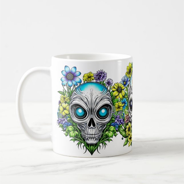Döskallar och blommor av utomjordisk Alien Kaffemugg (Vänster)