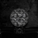 Döskallar och Chalk Ro | Gothic Glam Funky Grunge Rund Klocka<br><div class="desc">#abstractart Funky 90-talet gothic grunge i ett sömlöst mönster av döskallar av tryckt kalk-socker och ro på en krossad sammetschalkboard struktur-bakgrund inspirerad av Halloween och Mexikanska Day of the dead (dia de los muertos). Den moderna contemporaryn med blandat medium gör att perfekten av färg och stil läggs till. Om du...</div>