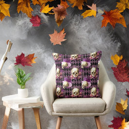 Döskallar och Violet Flowers på Harlequin Backgrou Kudde