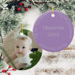 Dotter första julfoto Lilac och Silver Julgransprydnad Keramik<br><div class="desc">Den här prydnadsnamnet i baby,  som är den första julklappen i Lilac och silver träd,  gör ett sött minne till din dotter. Lägg till ditt favoritfoto på framsidan och hennes namn på baksidan. Om du vill ändra texten och fotot klickar du på knappen Anpassa.</div>