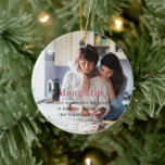 Dotter | Sentimental Photo Keepsakjulen Julgransprydnad Keramik<br><div class="desc">Fira den omhuldade förbindelsen mellan mor och dotter med den här eleganten keramiska prydnadsämnet, perfekt för att du har en personlig kontakt med din helgdag. Den här sentimentala keepsakén har ett vackert foto, övertäckt med det hjärtliga budskapet: "Dotter - Du är kärlek som växte i mitt hjärta och ljuset som...</div>