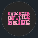 Dotter till Bride Bröllopsfest Family Costume Runt Klistermärke<br><div class="desc">Dotter till Bride Bröllopsfest Family Costume Retro</div>