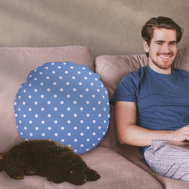 Dotty Delight Blue Rund Kudde (A Dotty Delight Blue Round Pillow on the sofa.)