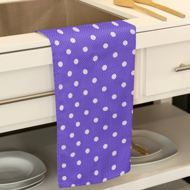 Dotty Delight lila Kökshandduk (A Dotty Delight Purple Kitchen Towel is in the kitchen.)