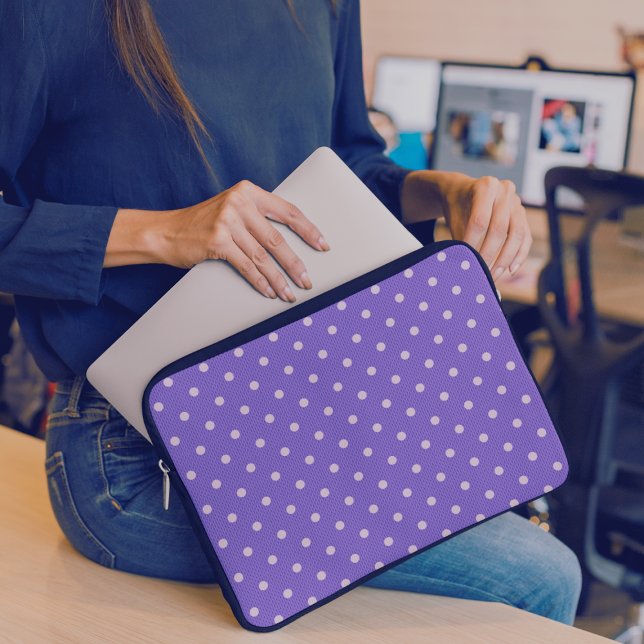 Dotty Delight Lila Laptop Fodral (A woman tries to put her rap note into a laptop in a Dotty Delight Purple Laptop Sleeve.)