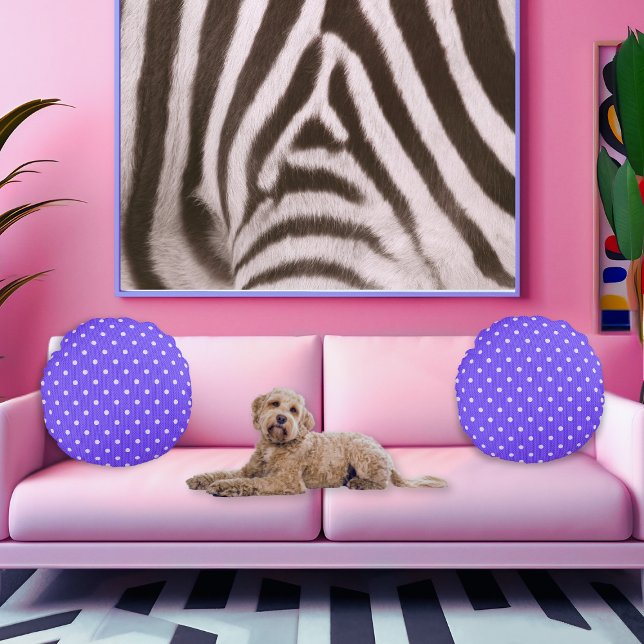 Dotty Delight Lila Rund Kudde (Dotty Delight Purple Round Pillows on the sofa.)