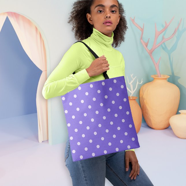 Dotty Delight Lila Tygkasse (A woman holds a Dot Delight Tote Bag.)