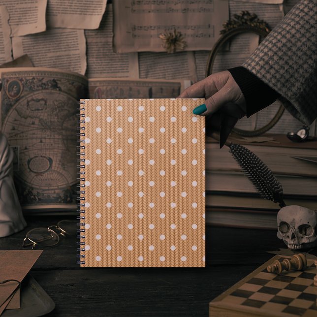 Dotty Delight Orange-foto Anteckningsbok (A Dotty Delight Purple photo Notebook is in hand. )
