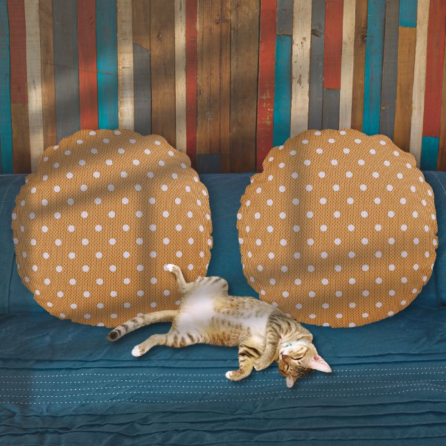 Dotty Delight Orange Rund Kudde (Dotty Delight Orange Round Pillows on the sofa.)