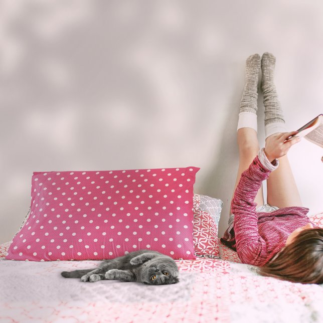 Dotty Delight Red Prydnadskudde (A girl is beside a Dotty Delight Red Accent Pillow on the bed.)