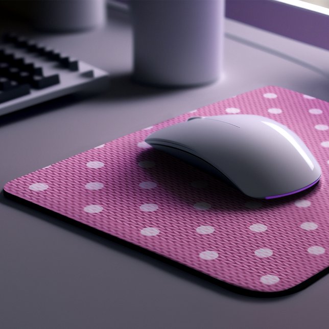 Dotty Delight Rosa Musmatta (A Dotty Delight Pink Mouse Pad is on the desk. )