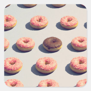 Doughnut i en grupp fyrkantigt klistermärke