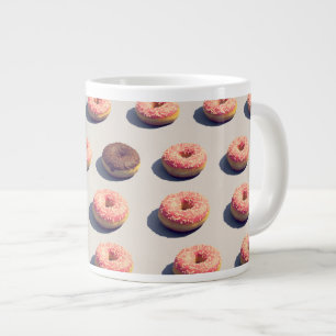 Doughnut i en grupp jumbo mugg