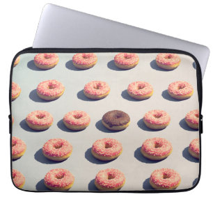 Doughnut i en grupp laptop fodral