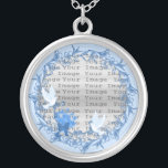 Dove Anpassningsbar Round Silver Necklace Silverpläterat Halsband<br><div class="desc">Anpassa det här söt halsbandet att ha som bröllopsfavörer på bröllopsmottagningen eller att ha en själv som en hågkomst till din speciella dag. Detta halsband är också perfektens gåva till bruden på hennes möhippa. Anpassa genom att lägga till fotot.</div>