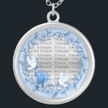 Dove Anpassningsbar Round Silver Necklace Silverpläterat Halsband<br><div class="desc">Anpassa det här söt halsbandet att ha som bröllopsfavörer på bröllopsmottagningen eller att ha en själv som en hågkomst till din speciella dag. Detta halsband är också perfektens gåva till bruden på hennes möhippa. Anpassa genom att lägga till fotot.</div>