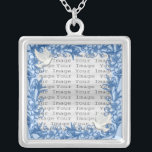 Dove Anpassningsbar Square Silver Necklace Silverpläterat Halsband<br><div class="desc">Anpassa det här söt halsbandet att ha som bröllopsfavörer på bröllopsmottagningen eller att ha en själv som en hågkomst till din speciella dag. Detta halsband är också perfektens gåva till bruden på hennes möhippa. Anpassa genom att lägga till fotot.</div>