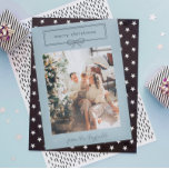Dove Blue Söt Bow Photo God jul Julkort<br><div class="desc">Gör ett blått julkort med ett handritat buggad ram,  din familj namn i ett namnteckning skript och ditt familjefoto. Pastellblått julkort personlig med ditt familjefoto. Ljusblått kort för dagens minimalistiska julkort.</div>