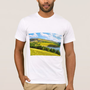 Dovestone Reservoir in sommar sunshine T-Shirt