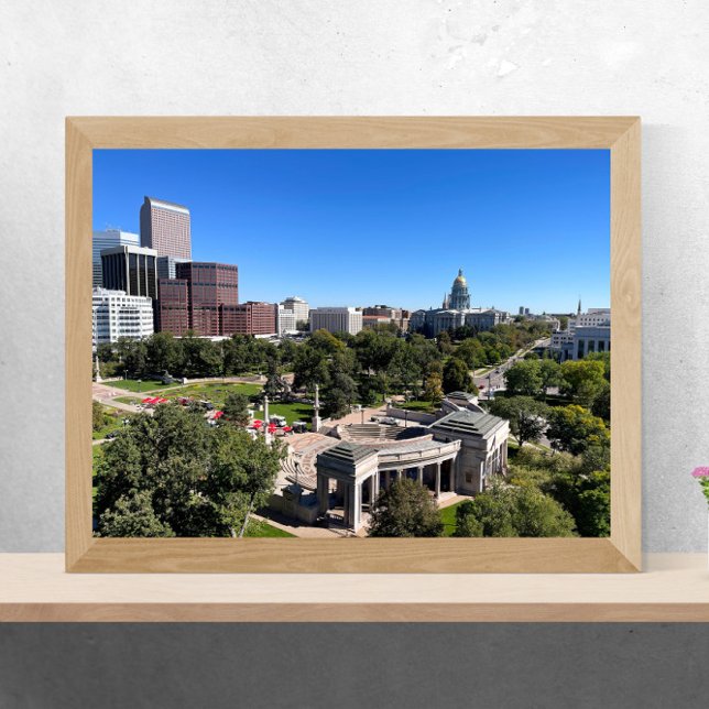 Downtown Denver med Capitol Building Poster (A poster of downtown Denver, Colorado featuring the Capitol Building and Civic Center park.)