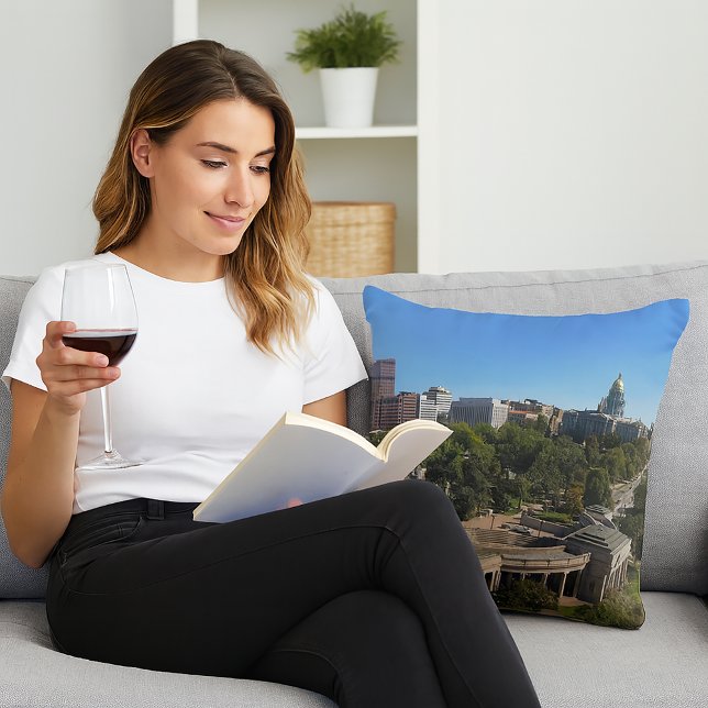Downtown Denver with Capitol Building  Kudde (A pillow with a photograph of downtown Denver with the state capitol building.)