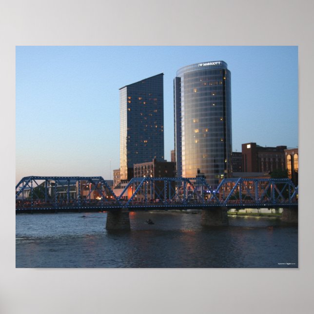 Downtown Grand Rapids i Dusk Poster (Framsidan)