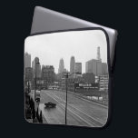 Downtown Kansas City Laptop Sleeve<br><div class="desc">I Kansas City, Missouri, sträcker sig sex lane Main Street ut från grund högernas hörn av det svarta och vita fotografiet mot misternas skyscraper i avstånd. Den svarta gata ljus-linjen på båda sidor om blötens flerfiliga genomfartsväg, en gata som lyser på ett tydligt sätt från mitten i grund som delar...</div>