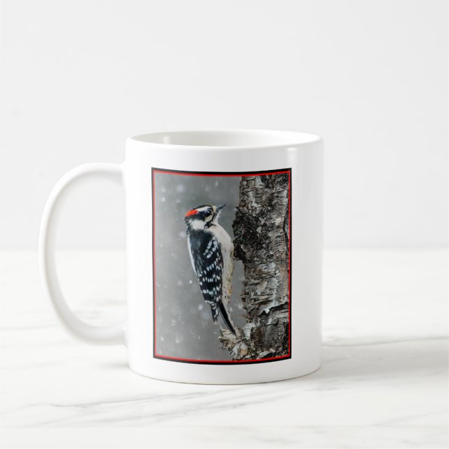Downy Woodpecker i Snö - Originalfotografi Kaffemugg (Vänster)