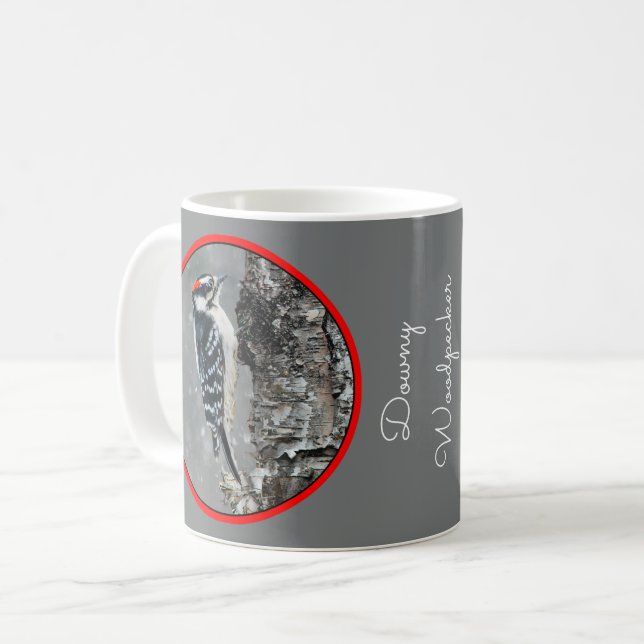Downy Woodpecker i Snö - Originalfotografi Kaffemugg (Framsida vänster)