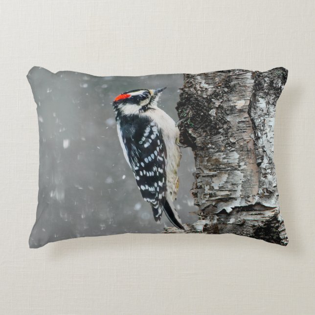 Downy Woodpecker i Snö - Originalfotografi Prydnadskudde (Framsidan)