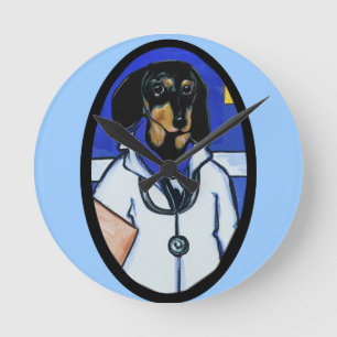 DOXIE DOKTORN RUND KLOCKA
