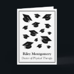 DPT Doktor för Studenten-kort för fysisk terapi Kort<br><div class="desc">Detta kort för studenten är avsett för studenter som avlägger examen från DPT/ doktor i program för fysisk terapi. Den har en enkel svartvit design med studentmössor och anpassade med namn och grad. Redigera den inre texten om du vill anpassa för student eller ta bort om du vill lämna den...</div>