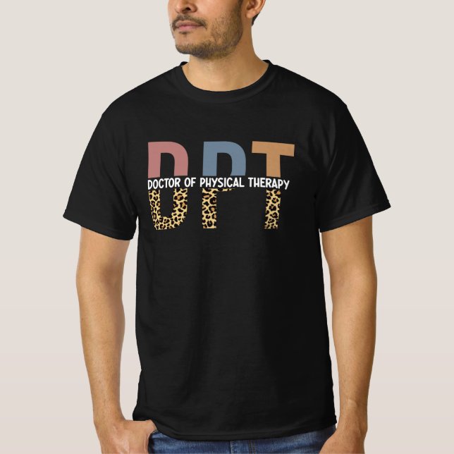 DPT Doktor of PhysiTherapy Cheetah Typography T Shirt (Framsida)