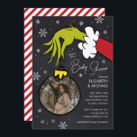 Dr Seuss | Grinch Chalkboard Baby Shower Inbjudningar<br><div class="desc">Grattis till din lilla annons med våra beundransvärda barnduschinbjudningar! Dessa charmerande inbjudningar har en liten bakgrund i kretskartong, försedd med delikat snöflingor, som på ett perfekt sätt fångar upp festiv anda. Den eländiga Grinch-handen, som håller ett prydnadsföremål, ger en lekfull beröring och skapar dessa inbjudningar helt unika. Anpassa prydnaden med...</div>